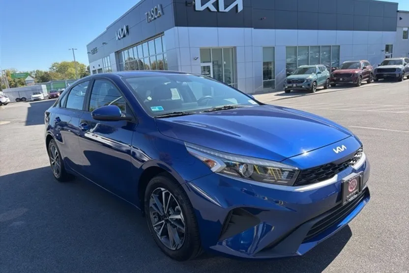 2023 Kia Forte LXS photo 1