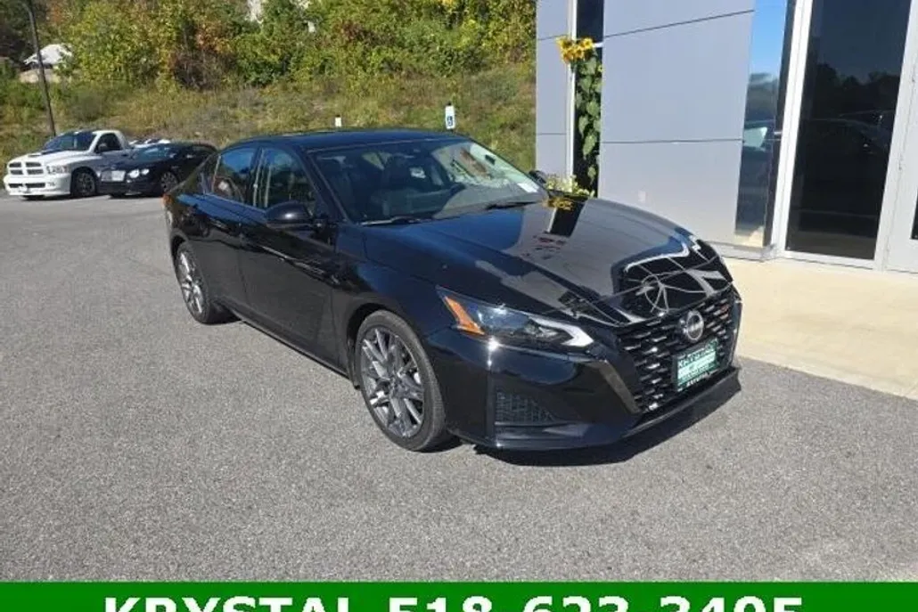 2023 Nissan Altima SR photo 1
