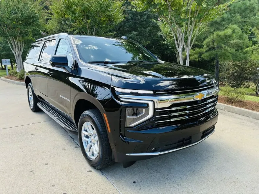 2025 Chevrolet Suburban LT photo 1