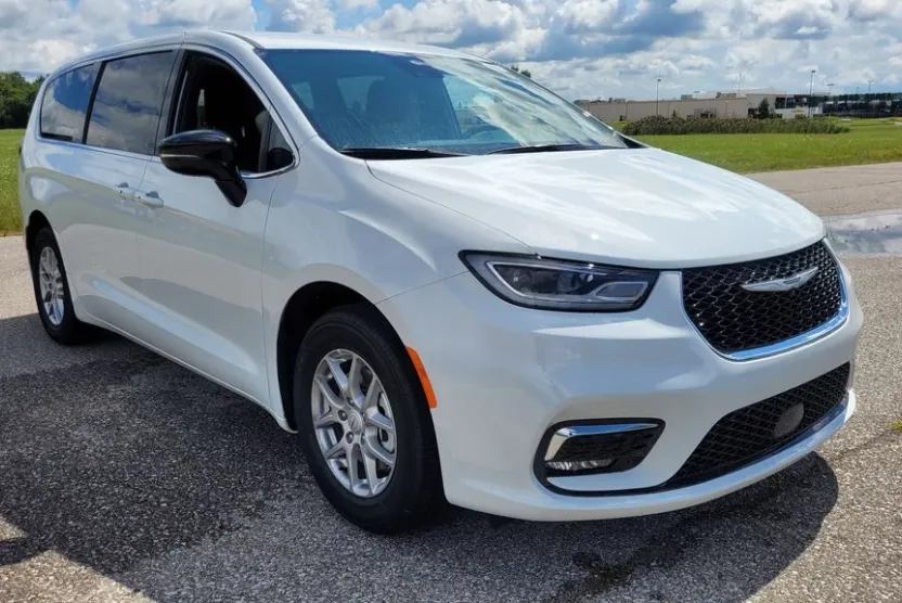 2026 Chrysler Pacifica photo 1
