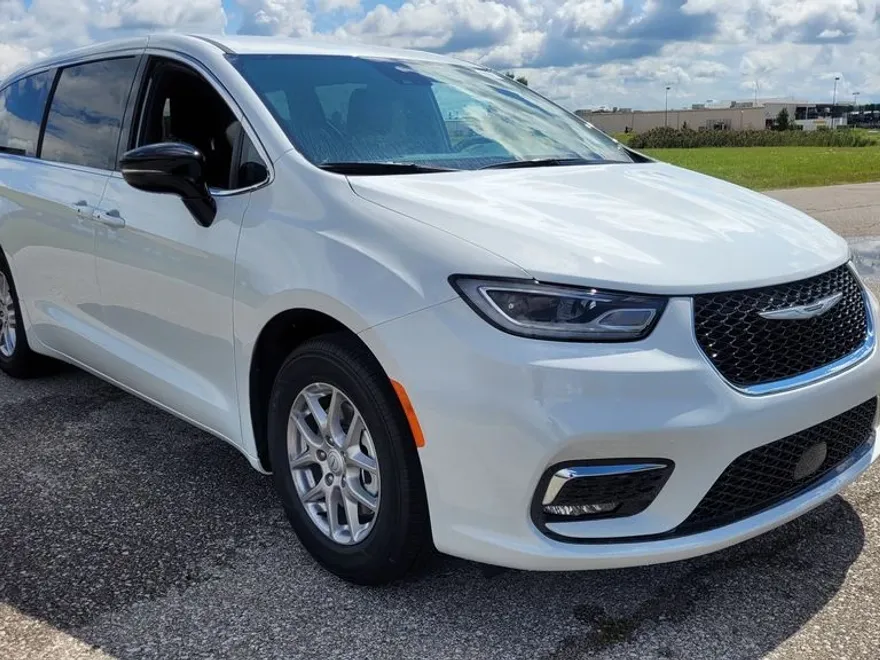 2026 Chrysler Pacifica photo 1