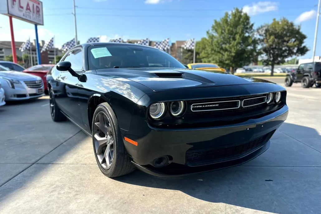 2017 Dodge Challenger SXT photo 1