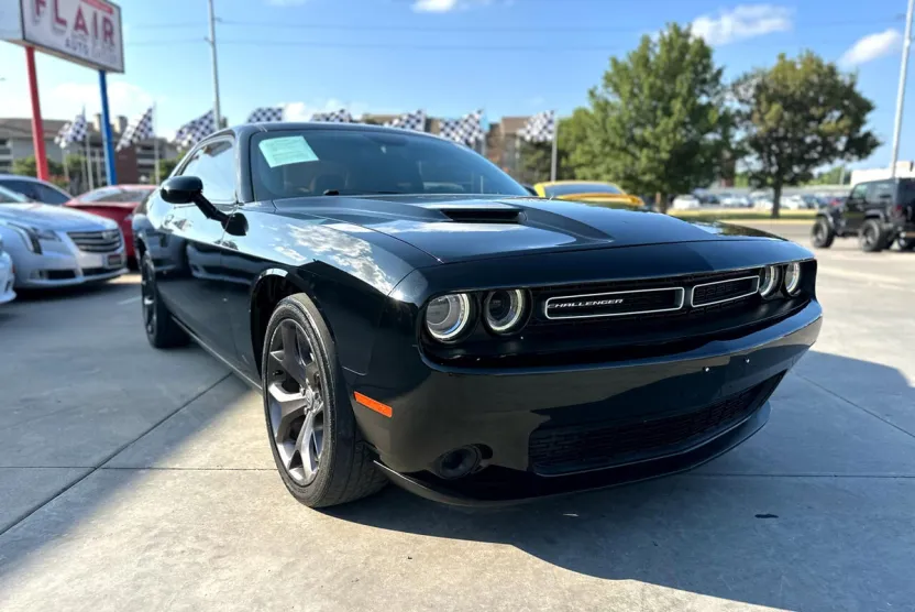 2017 Dodge Challenger SXT photo 1