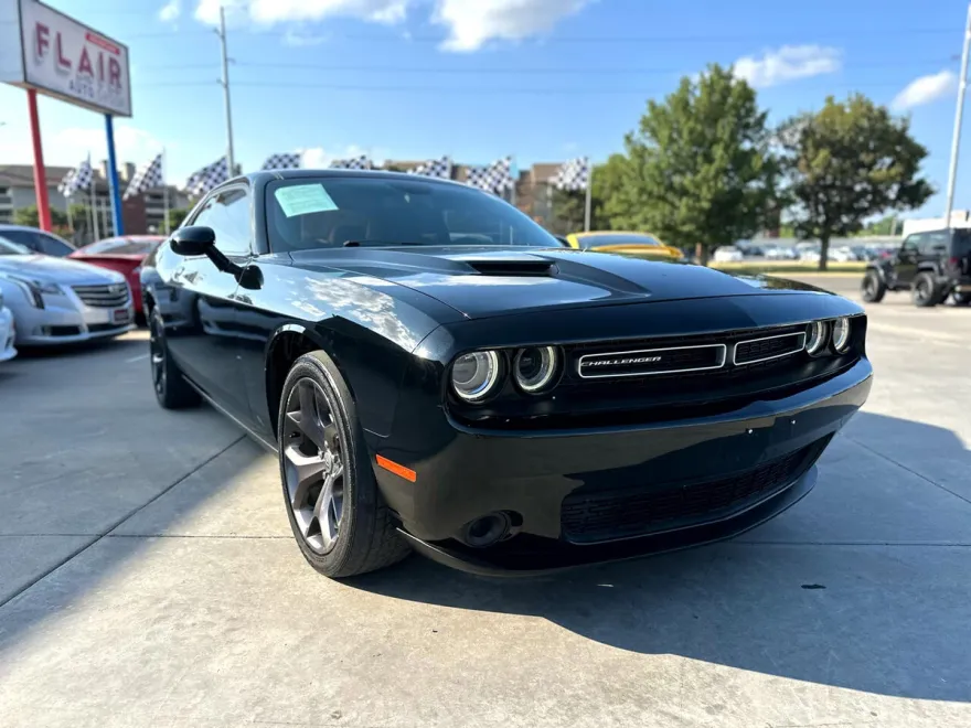 2017 Dodge Challenger SXT photo 1