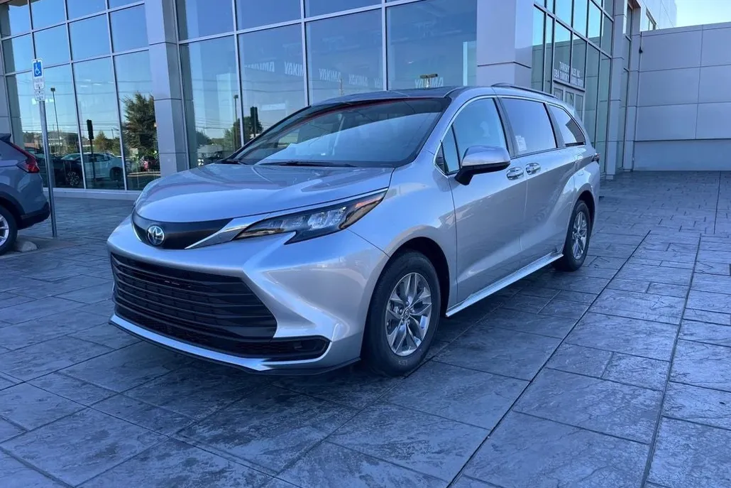 2025 Toyota Sienna LE photo 1