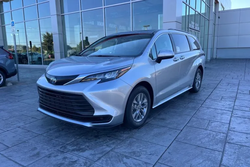 2025 Toyota Sienna LE photo 1
