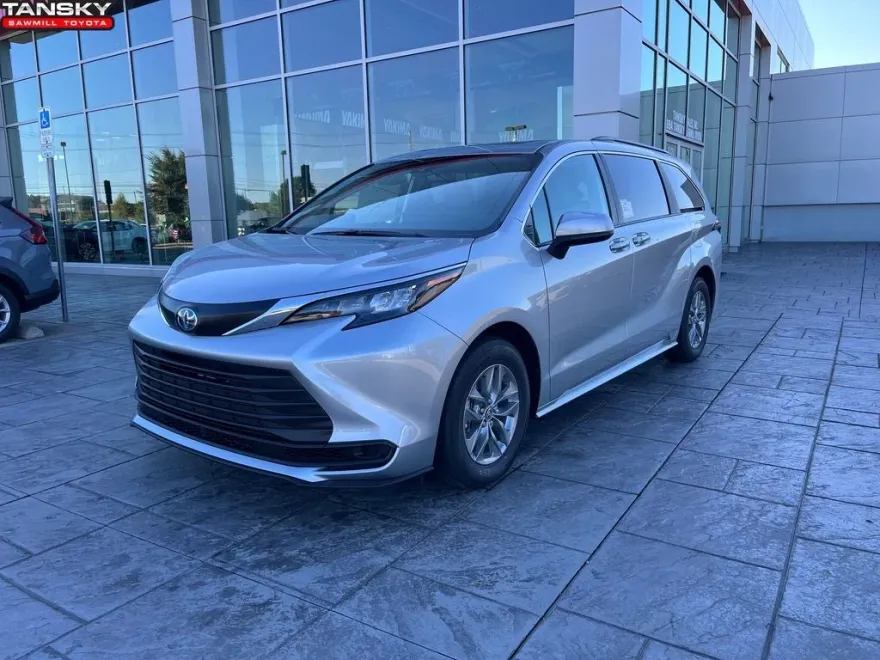 2025 Toyota Sienna LE photo 1