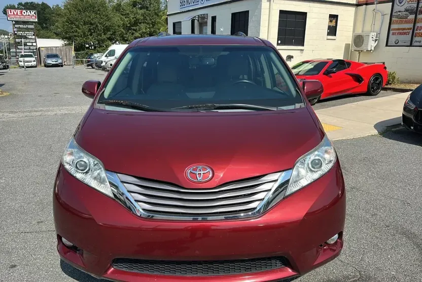 2015 Toyota Sienna XLE photo 1