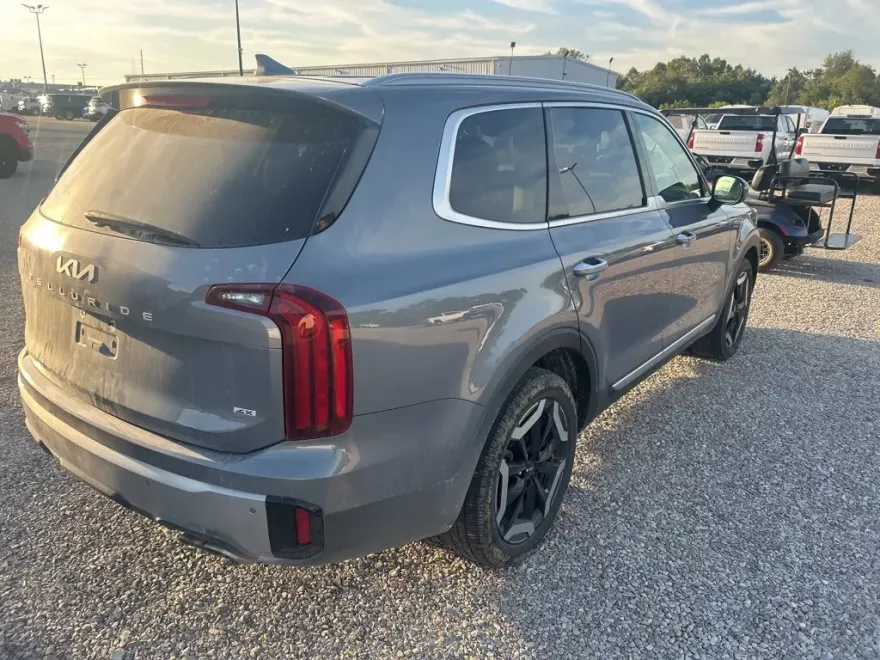 2023 Kia Telluride S photo 1
