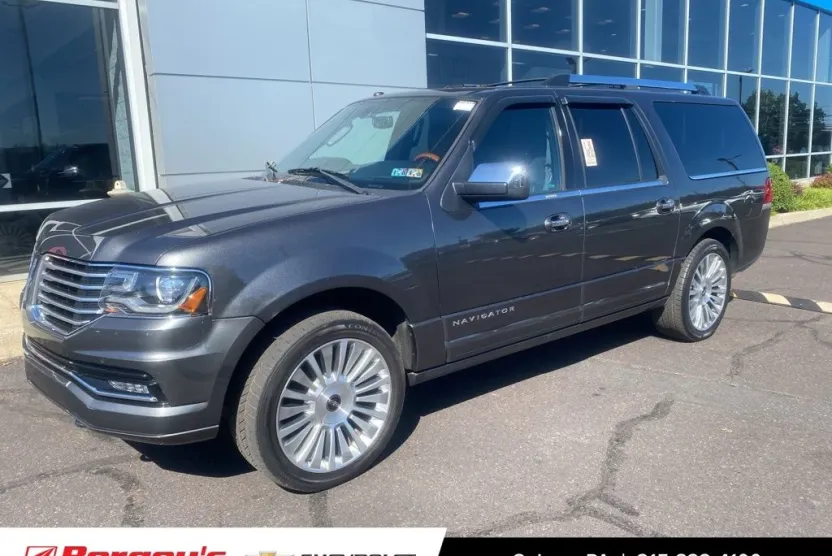 2017 Lincoln Navigator Select photo 1
