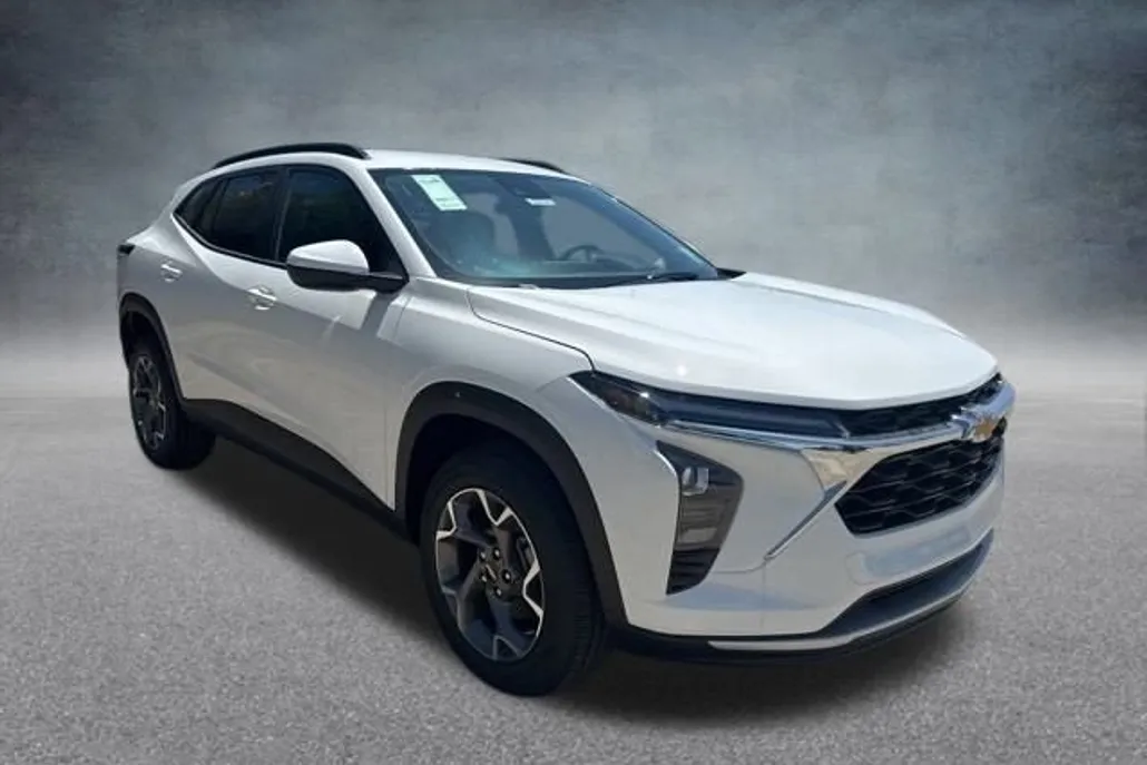 2025 Chevrolet Trax LT photo 1