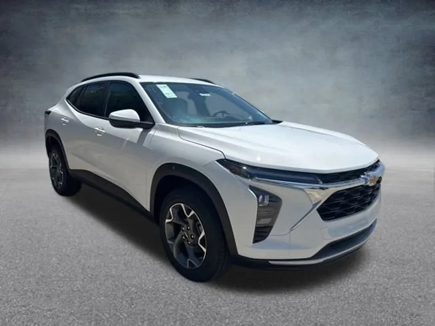 2025 Chevrolet Trax LT photo 1