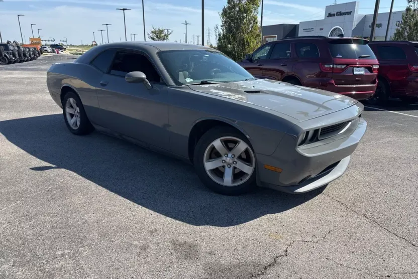 2013 Dodge Challenger SXT photo 1