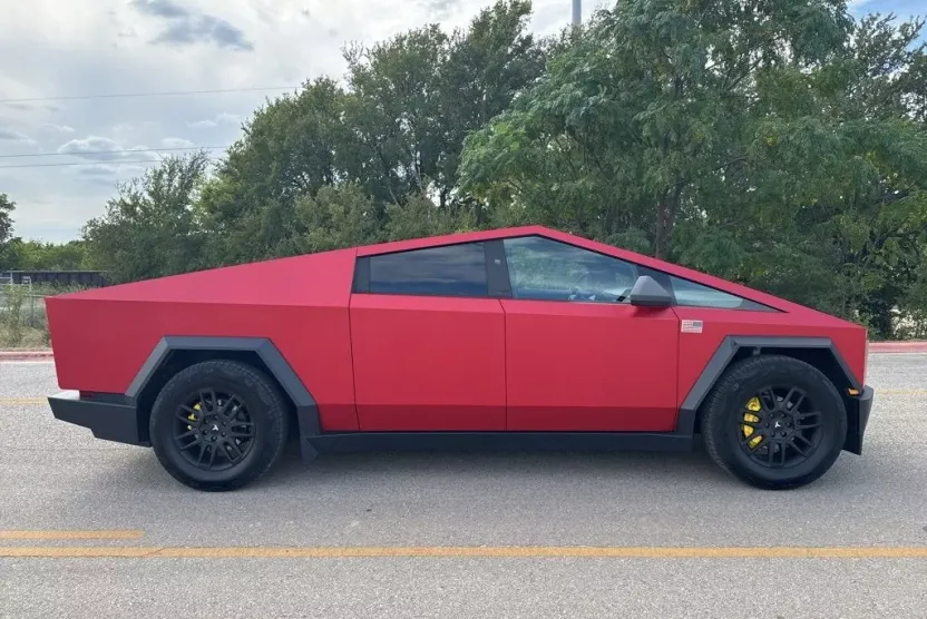 2024 Tesla Cybertruck photo 1