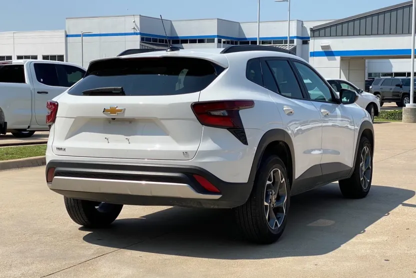 2024 Chevrolet Trax LT photo 1