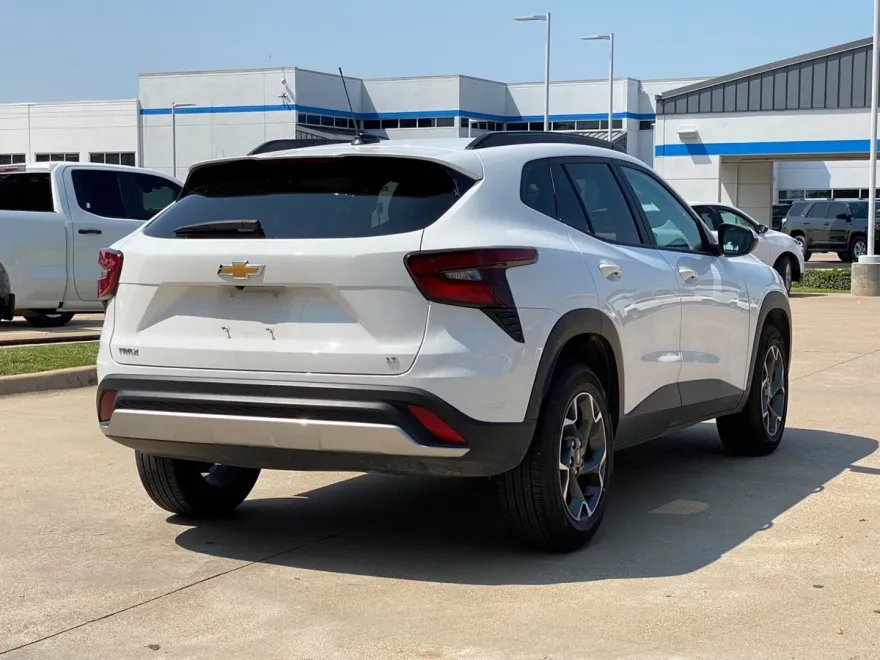 2024 Chevrolet Trax LT photo 1