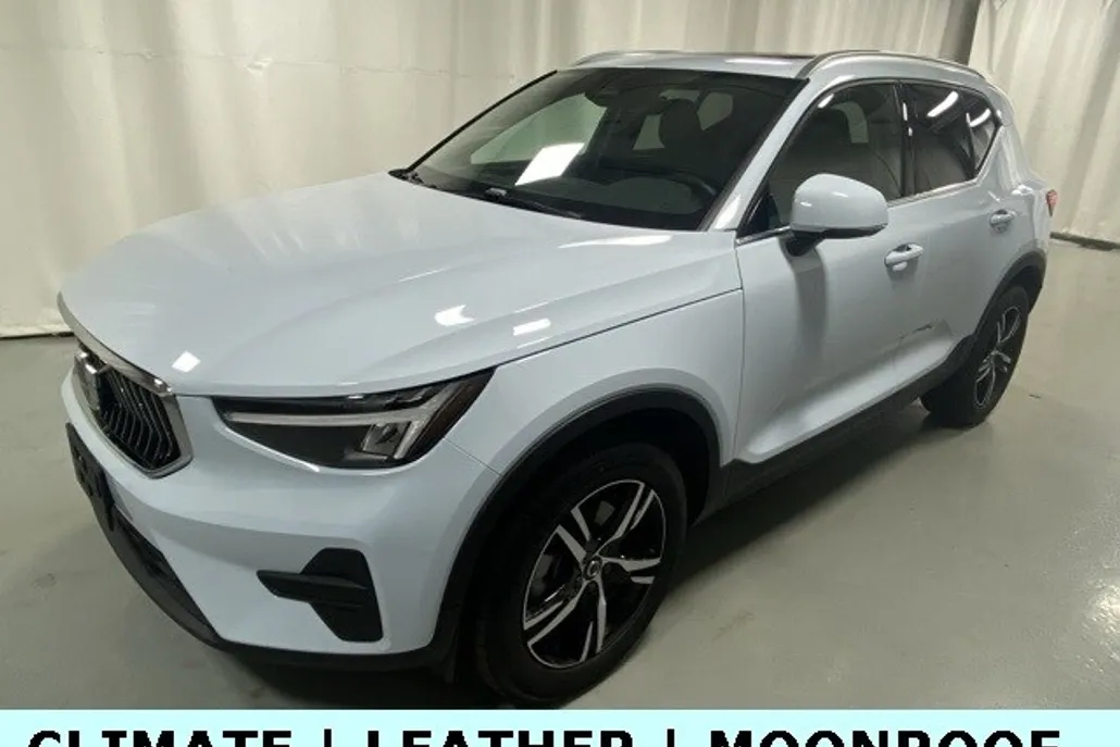 2025 Volvo XC40 Core photo 1