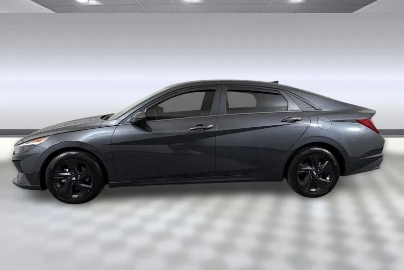 2022 Hyundai Elantra SEL photo 1