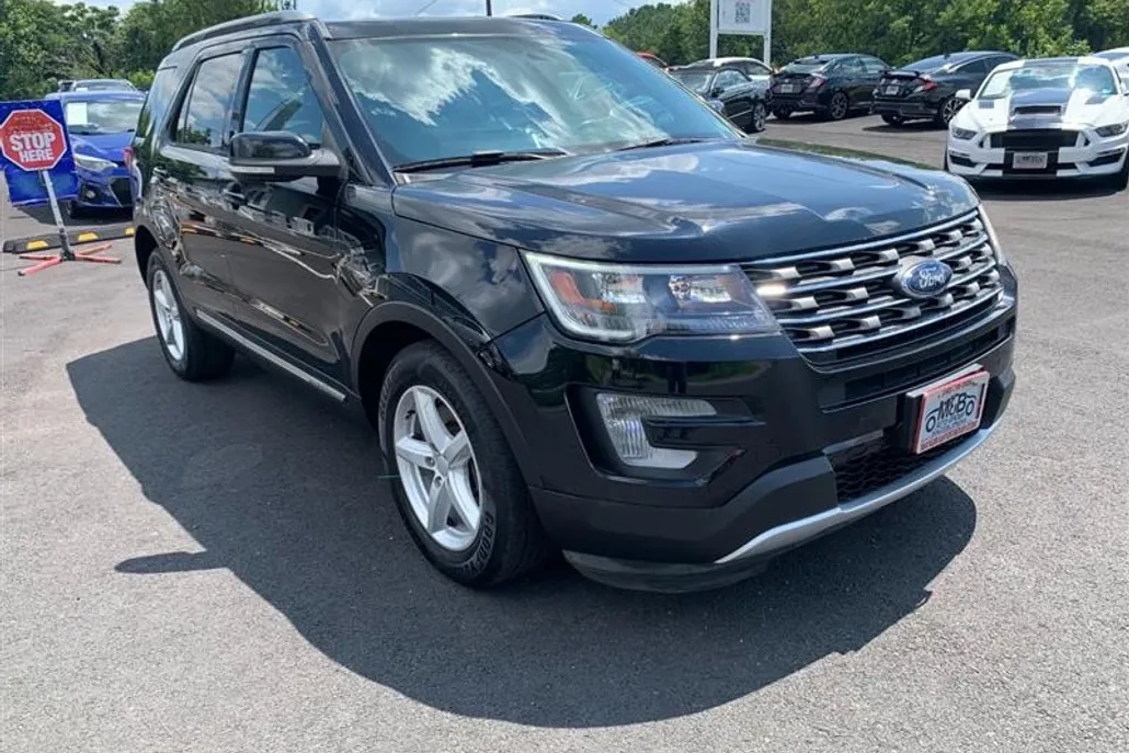 2017 Ford Explorer XLT photo 1