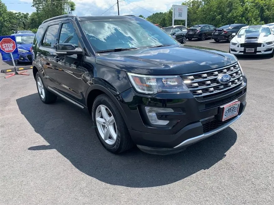 2017 Ford Explorer XLT photo 1