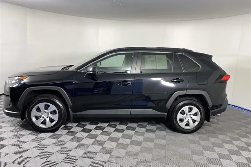 2021 Toyota RAV4 LE photo 1