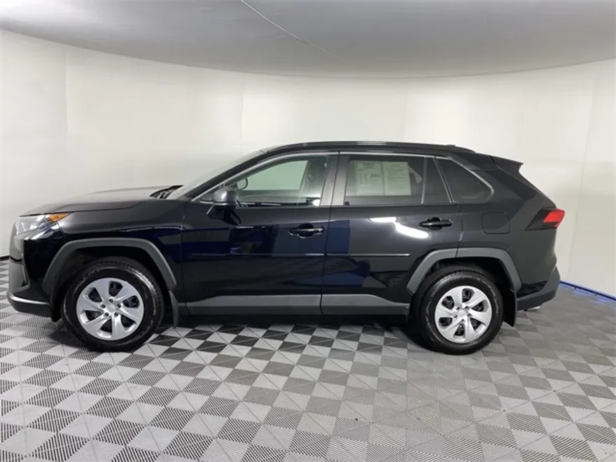 2021 Toyota RAV4 LE photo 1
