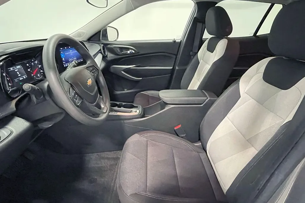 2024 Chevrolet Trax LS photo 1