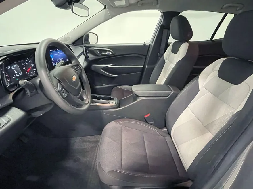 2024 Chevrolet Trax LS photo 1