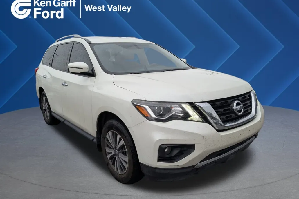 2017 Nissan Pathfinder SV photo 1