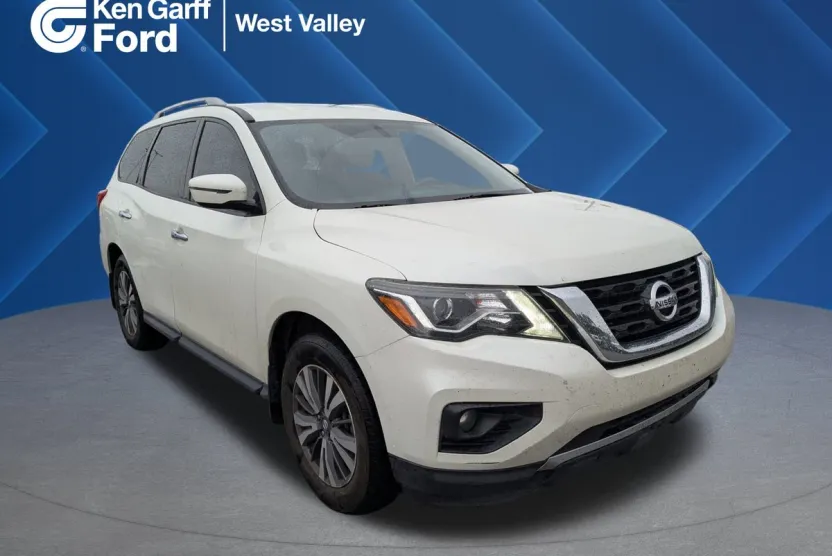 2017 Nissan Pathfinder SV photo 1