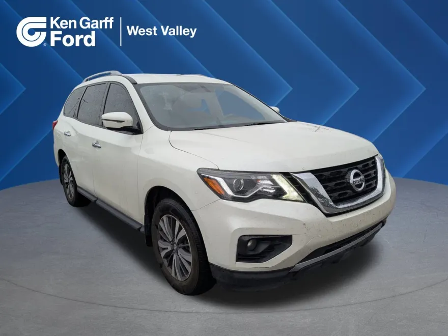 2017 Nissan Pathfinder SV photo 1