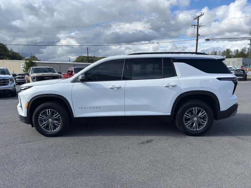 2024 Chevrolet Traverse 2LT photo 1