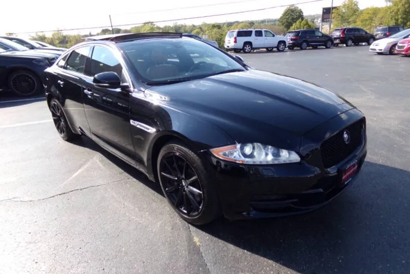 2013 Jaguar XJ Base photo 1