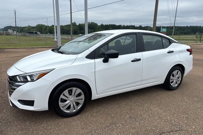2024 Nissan Versa 1.6 S photo 1