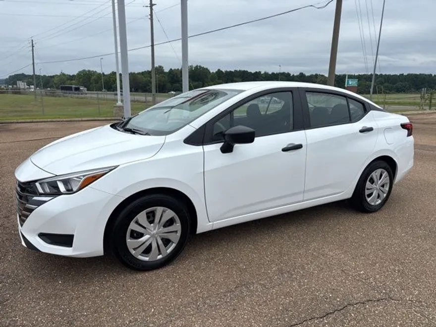 2024 Nissan Versa 1.6 S photo 1