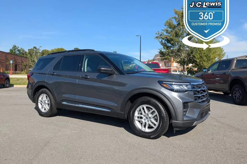 2025 Ford Explorer photo 1