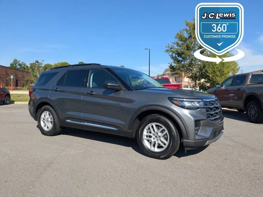 2025 Ford Explorer photo 1