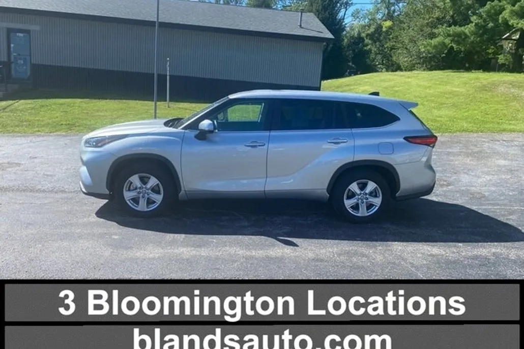 2023 Toyota Highlander LE photo 1