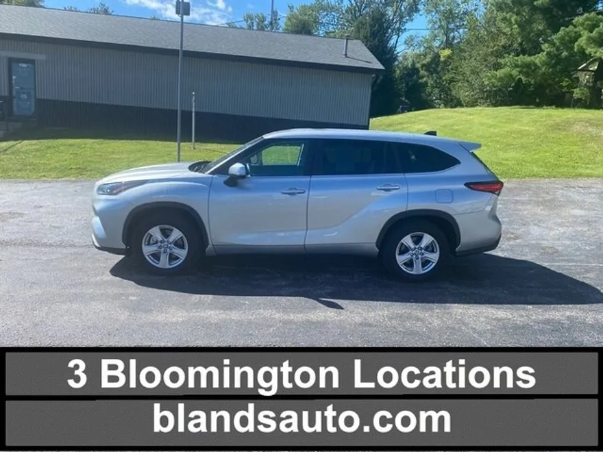 2023 Toyota Highlander LE photo 1