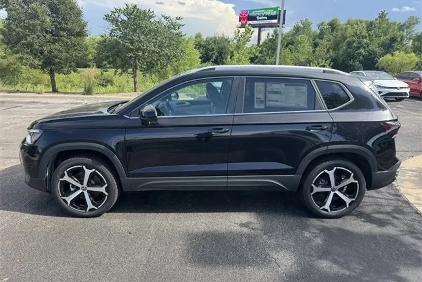 2025 Volkswagen Taos SEL photo 1