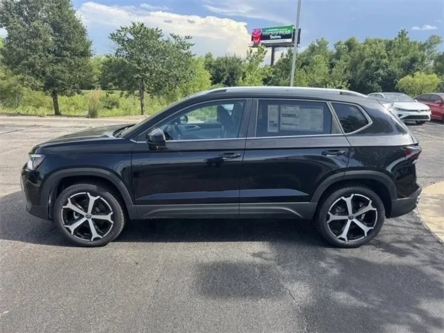 2025 Volkswagen Taos SEL photo 1