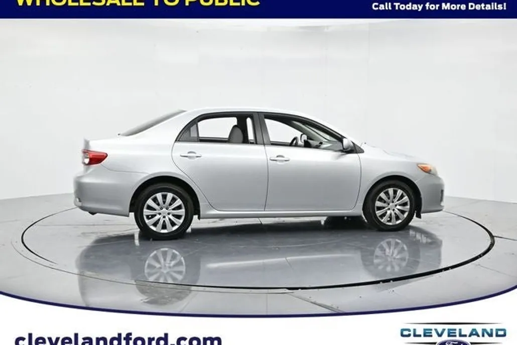 2013 Toyota Corolla LE photo 1