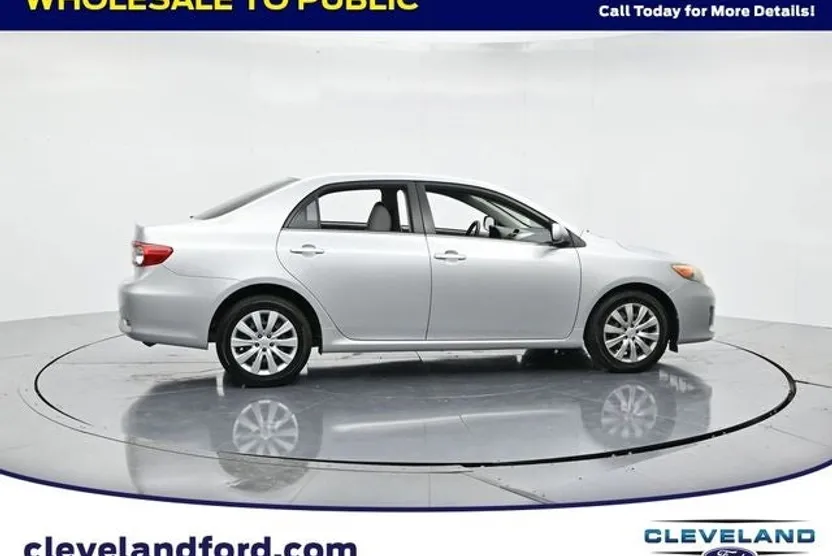 2013 Toyota Corolla LE photo 1