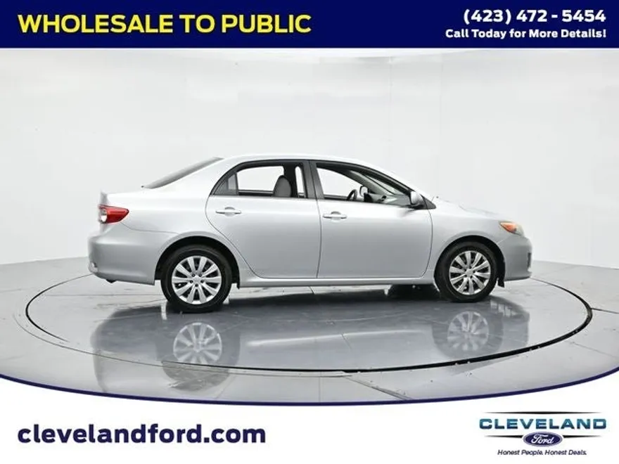 2013 Toyota Corolla LE photo 1