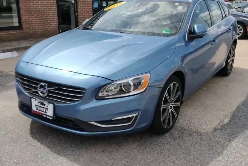 2015 Volvo V60 T5 Drive-E Platinum photo 1