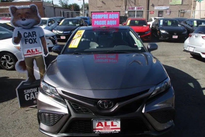 2021 Toyota Camry SE photo 1