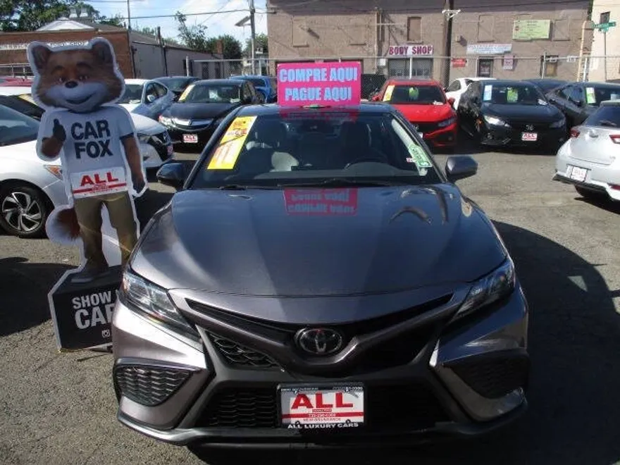2021 Toyota Camry SE photo 1