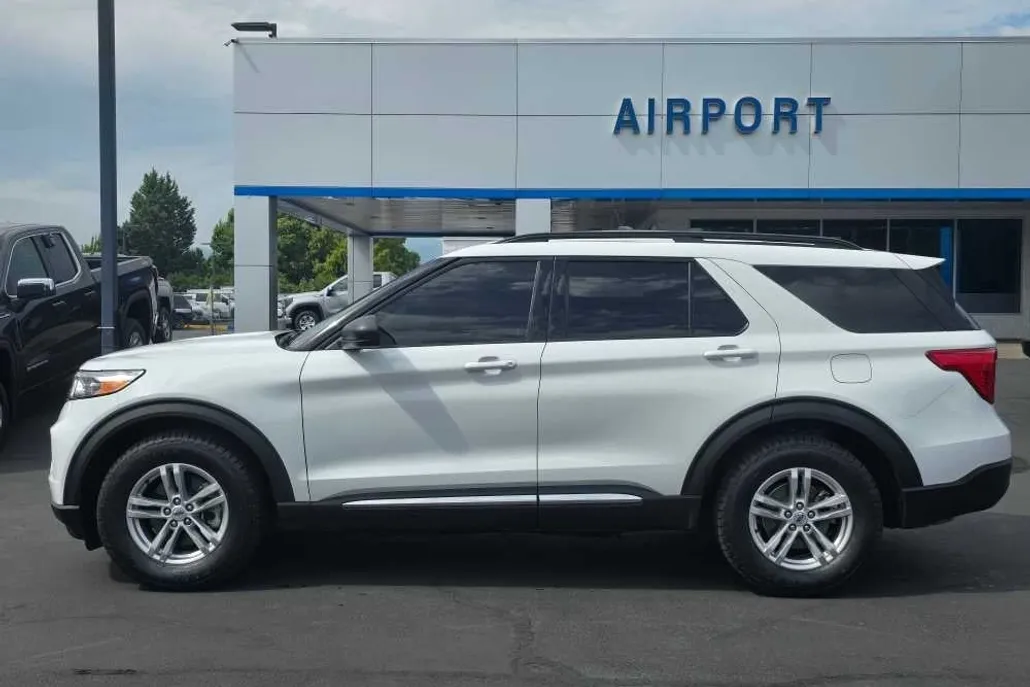 2023 Ford Explorer XLT photo 1