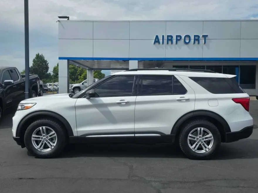 2023 Ford Explorer XLT photo 1