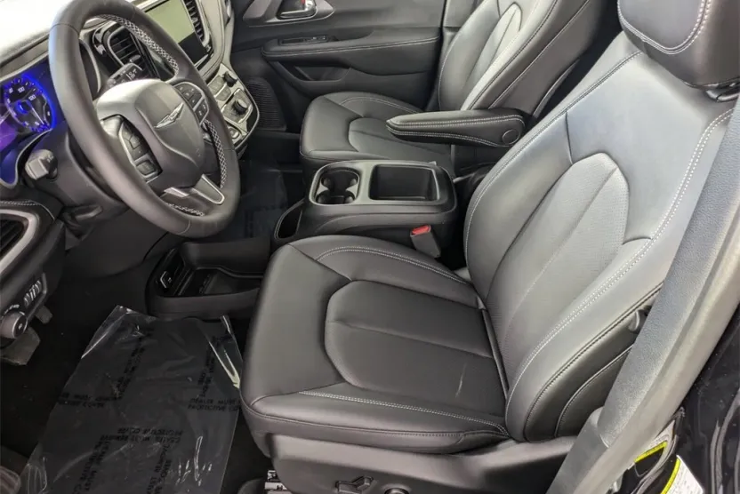 2025 Chrysler Pacifica photo 1